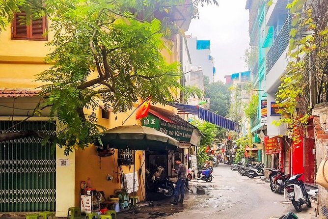 Experience Hanoi Food With Train Street Visit - Train Street Drink Stop