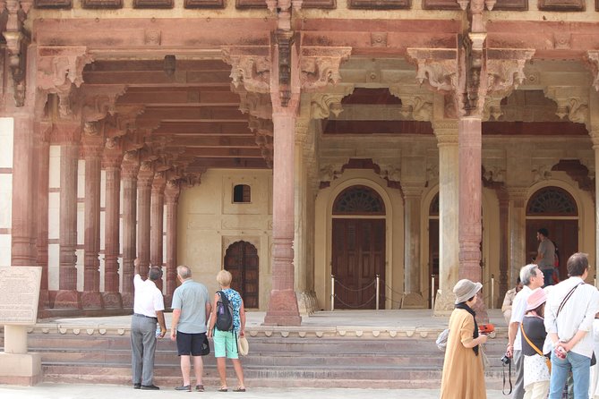 Iconic Forts of Jaipur With a Visit to Handicraft Emporium - Touring the Jaipur Handicraft Emporium