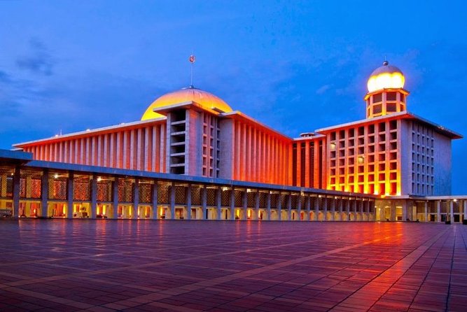 Jakarta Amazing Tour With Lunch Local Food - Tour Features