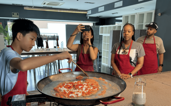 Barcelona: Seafood Paella ★Maestro★ & Tapas & Sangria - Sangria Making Workshop