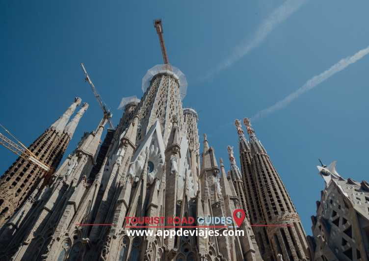 Barcelona: Montjuïc Sagrada Familia & Gothic Quarter 3 Hours - Tour Overview