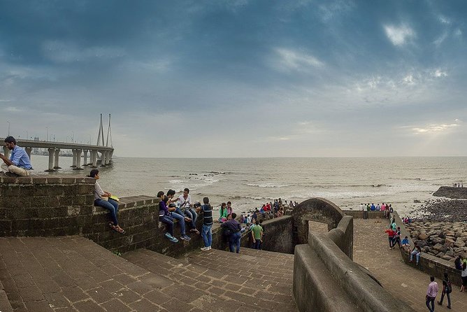North Mumbai City With Dharavi Slum Tour in Private Vehicle