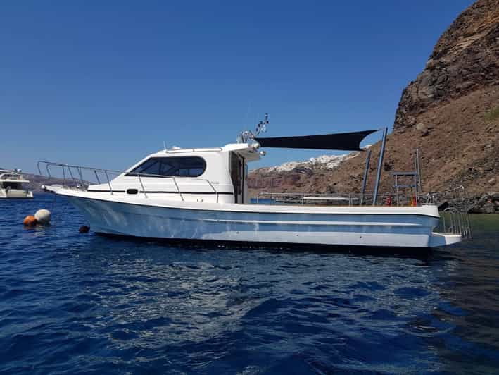 Santorini: Private Motorboat Cruise and Volcano Hike