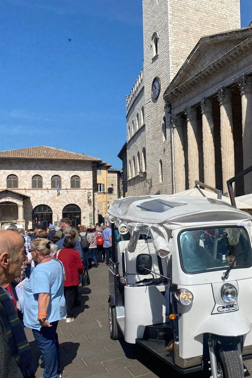 Assisi: Night Tour by Vintage Tuk Tuk: Italian