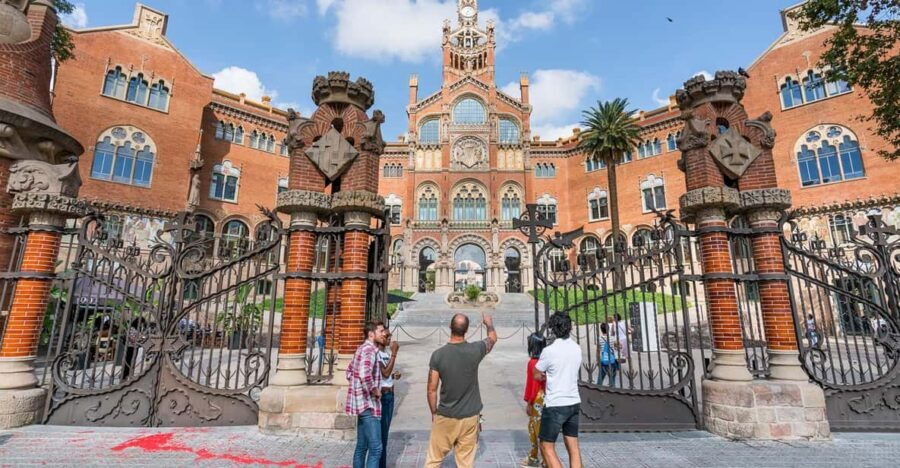 Barcelona: Sagrada Familia and Highlights 5h Vespa Tour