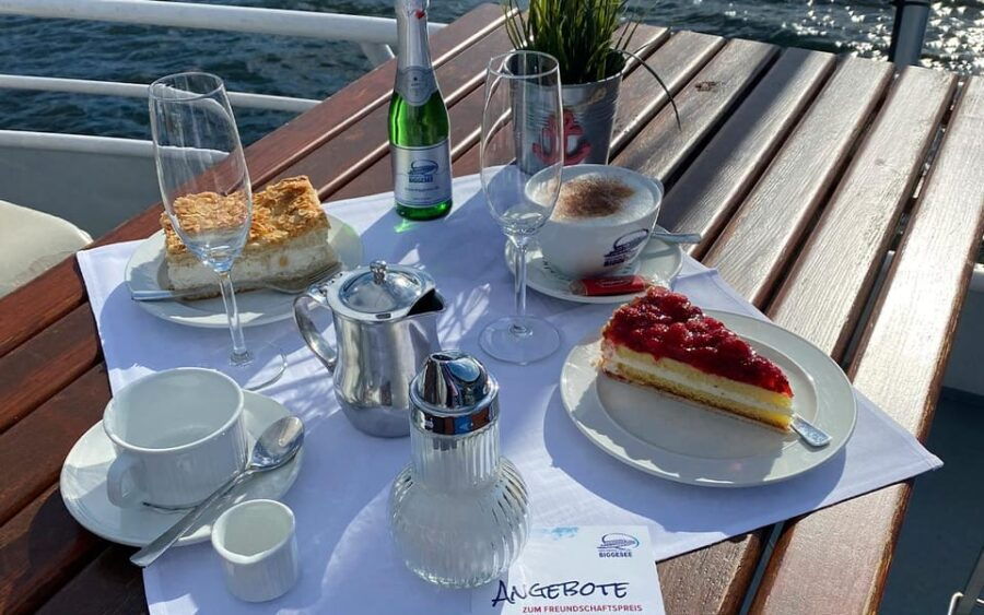 Biggesee: Boat Tour With All-Inclusive Cake Buffet