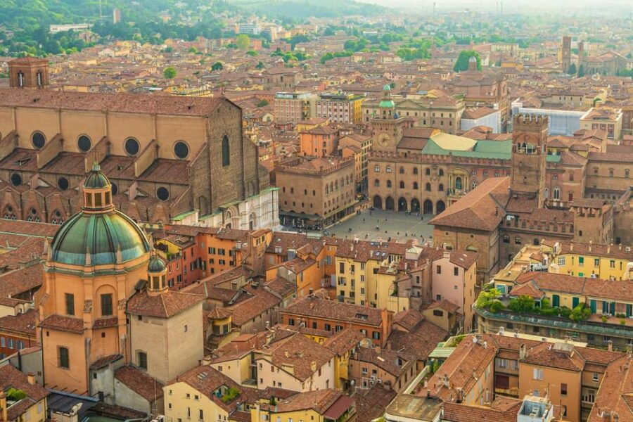 Bologna: Express Walk With a Local in 60 Minutes