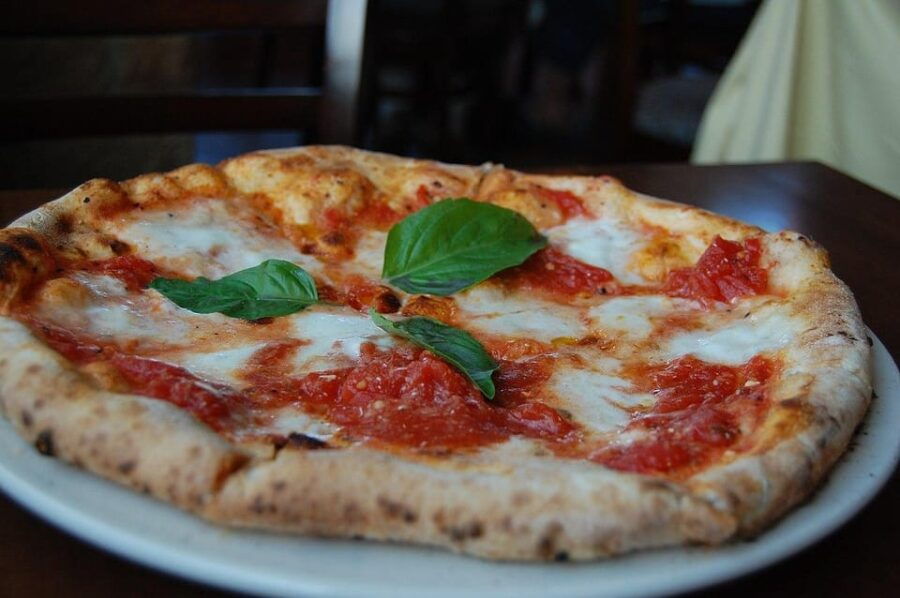 CHARACTERISTIC LOCAL TOUR IN NAPLES: FOOD AND STREETS