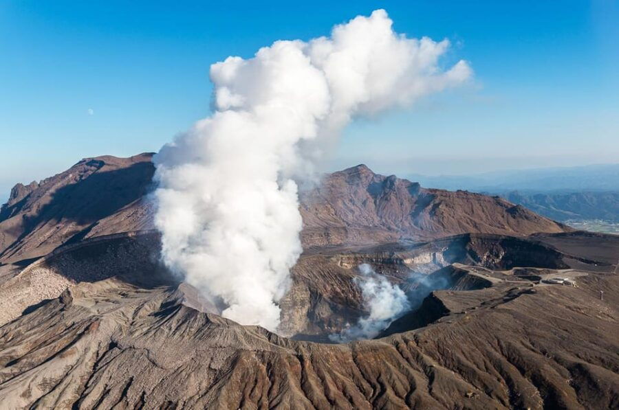 From Fukuoka: Day Trip to Kumamoto Castle, Mt.Aso & Kurokawa
