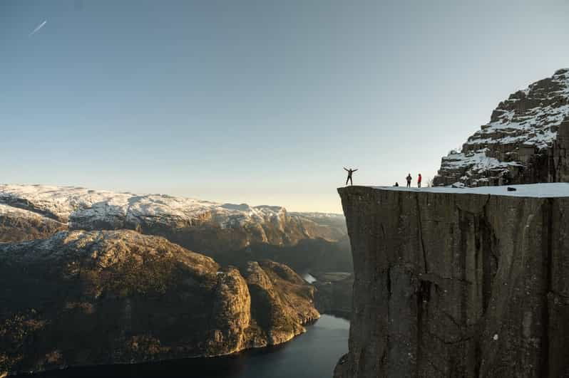 From Stavanger: Guided Winter Hike to Preikestolen