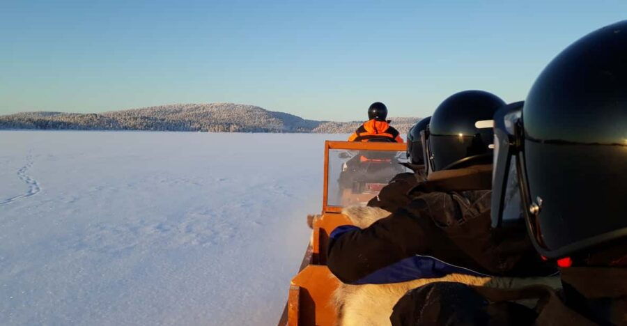 Ivalo: Ice Fishing Tour to Lake Inari, Reindeers & Lunch