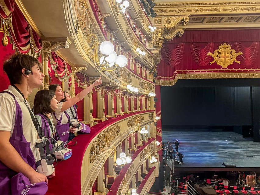 Milan: Guided Walking Tour With VR & La Scala Theater Visit