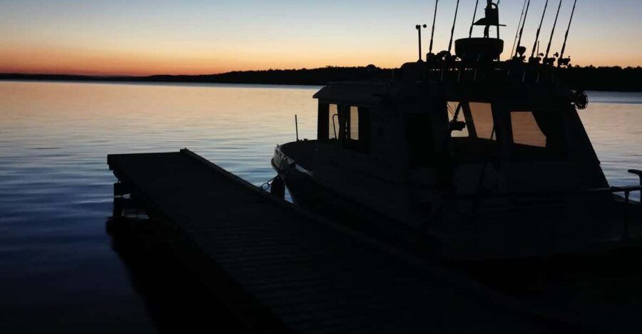 Northern Lights Tour by Boat to Lake Inari, Including BBQ