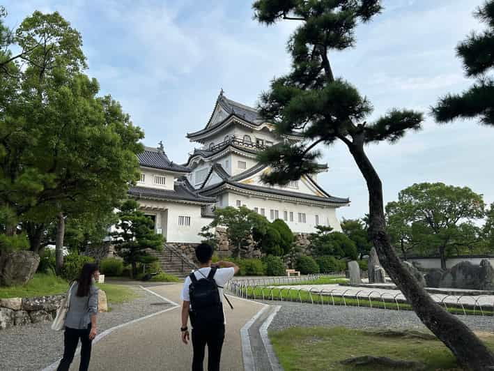 Osaka: Local Castle, Unique Festival & Gardens in 2 Hours