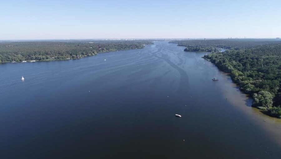 Potsdam: Yacht Cruise – Lakes of Berlin – Castles & Nature