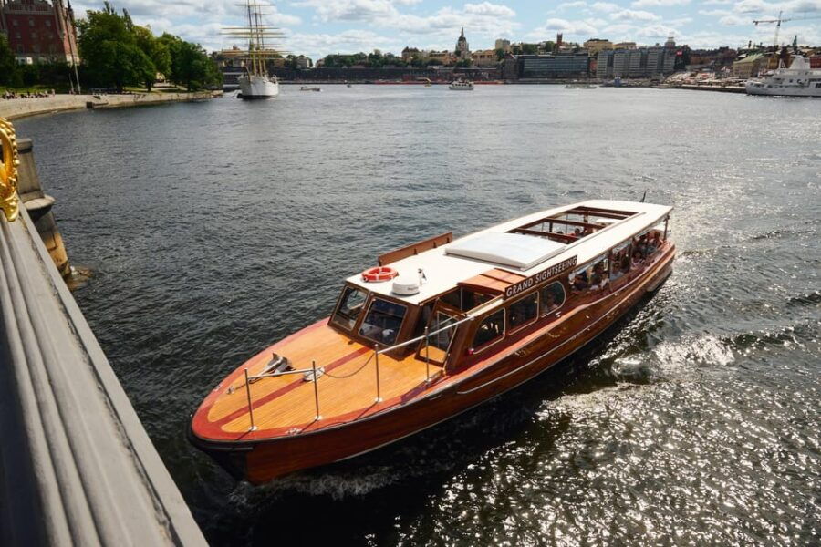 Stockholm: Historical Live-Guided Canal Cruise