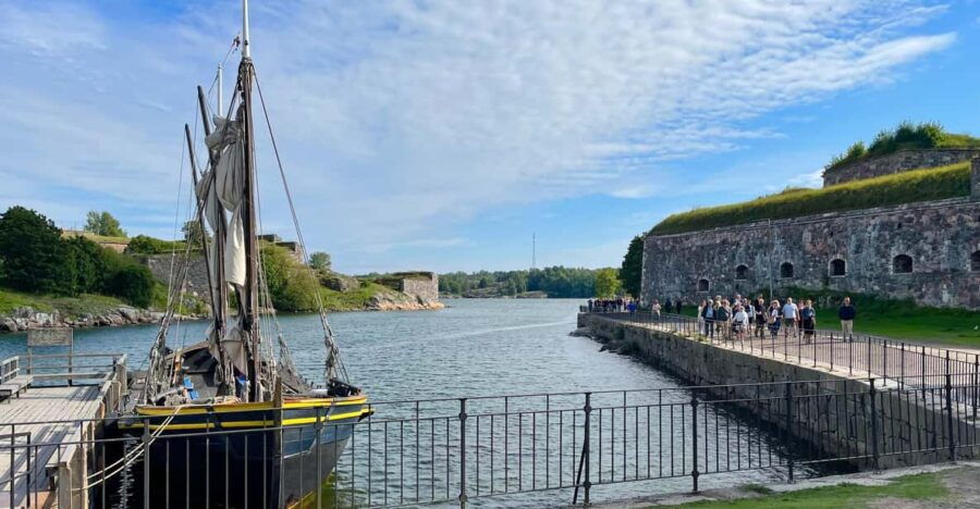 Suomenlinna Tour in French With Doro