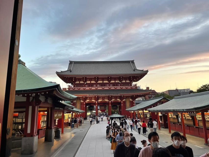 Tokyo: Asakusa Waiking Tour With University Students