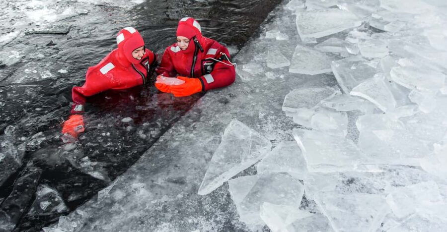 Ylläs: Lake Ylläsjärvi Ice-Floating Experience