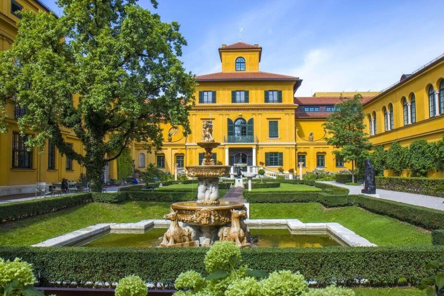 Munich: In-App Audio Walk Through the Königsplatz Area (ENG)