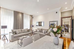 130 Queens Gate Apartments - Overview and Location