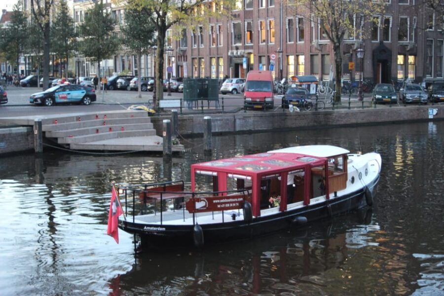 Amsterdam: Small-Group Canal Cruise Incl. Drinks and Snacks