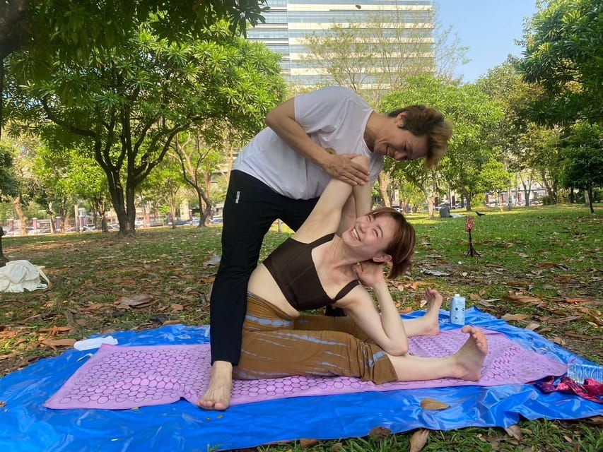 Bangkok: Lumpini Park Yoga Experience