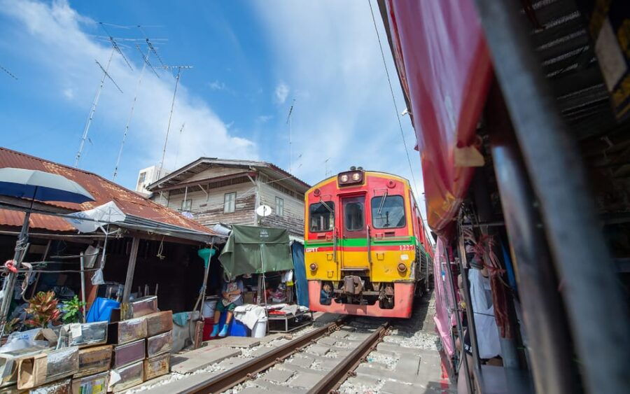 Bangkok: Maeklong Railway Market and Amphawa Floating Market