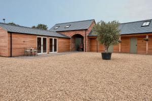 Bridge House Barn - Overview and Location