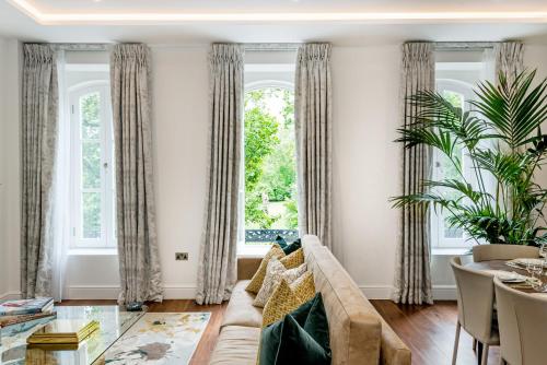Buckingham & Lloyds - Property Overview and Location