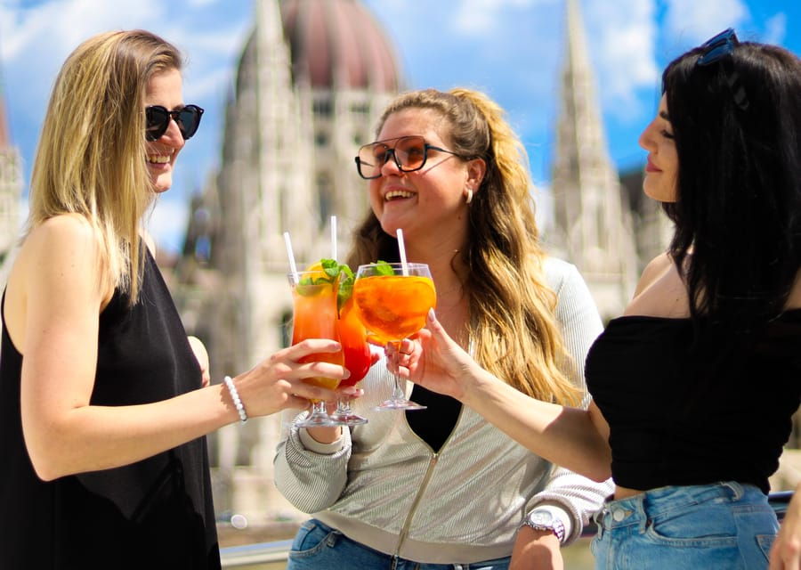 Budapest: Happy Hour Sightseeing Cruise