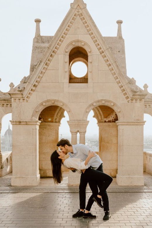 Budapest: Romantic Photoshoot at Budas Iconic Sightseeings