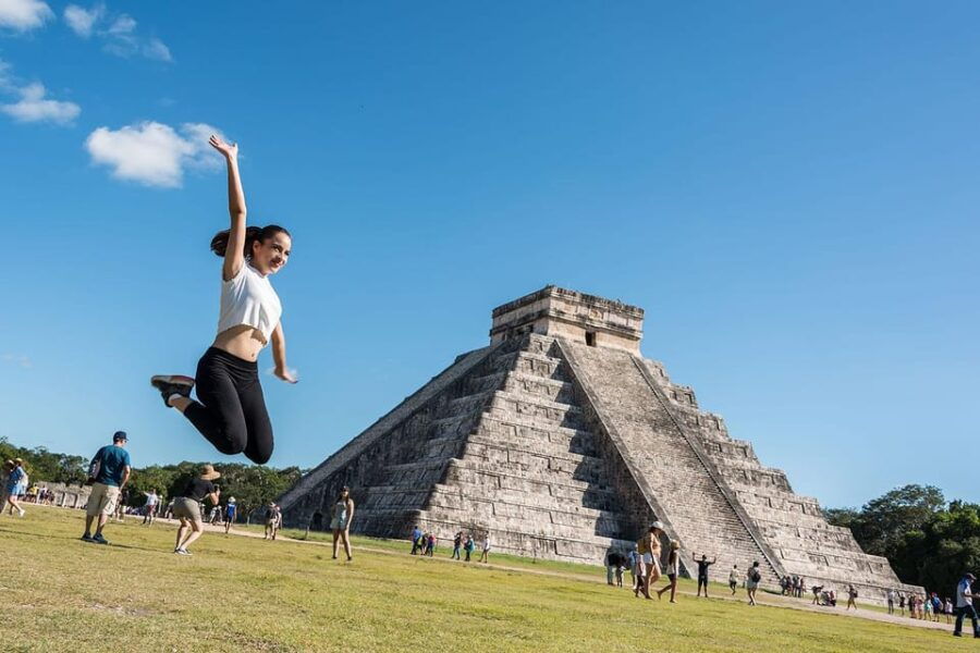 Cancun: Chichén Itzá Night Light & Sound Experience & Tour