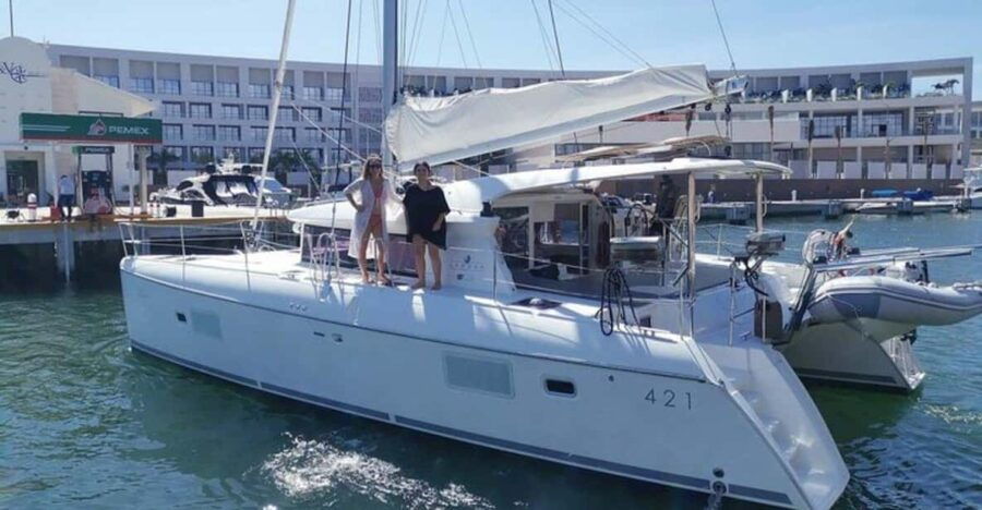 Cancun: Private Luxury Catamaran to Isla Mujeres