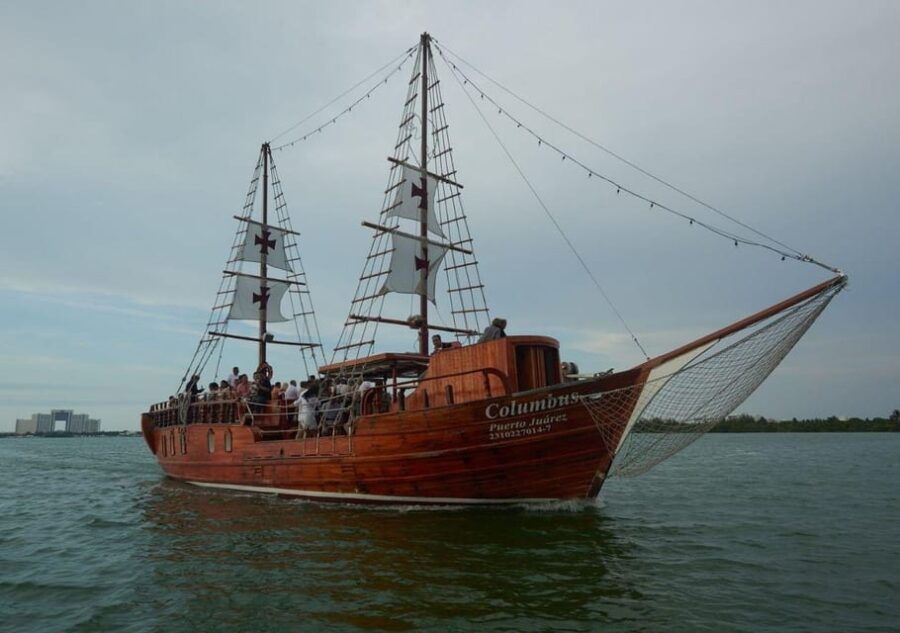 Cancun: Romantic Night With Dinner and Open Bar on a Galleon