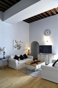 Chateau De Jalesnes - Property Overview