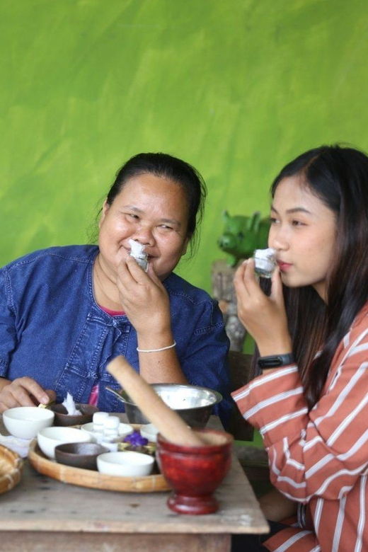 Chiang Mai : Making Herbal Ball And Inhaler