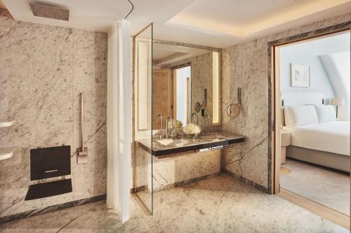 Claridges, Maybourne Hotel Collection - Hotel Overview and Location