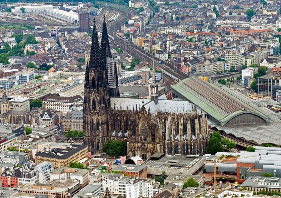 Cologne: Guided Walking Tour of the Cathedral Exterior