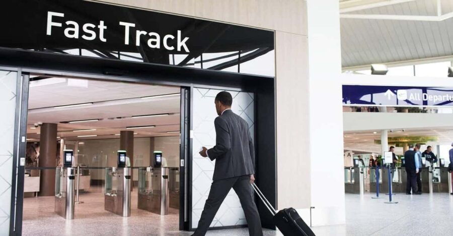Danang: Fasttrack in Danang Intl. Airport (opt: Transfer)