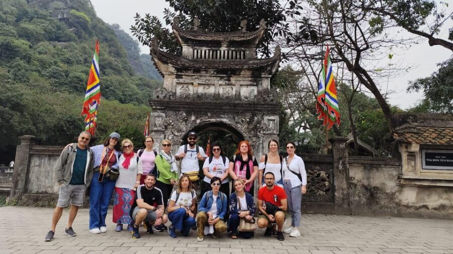 Deluxe and Small Group Tour in Hoa Lu Tam Coc Mua Cave