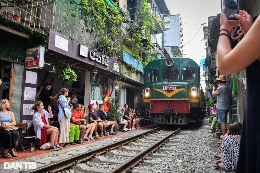 Experience Train Street With Local Food