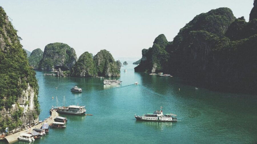Exploring the Ha Long Bay by Luxurious Cruise