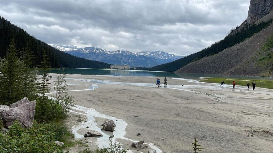 From Banff: Shuttle Bus to Moraine Lake and Lake Louise