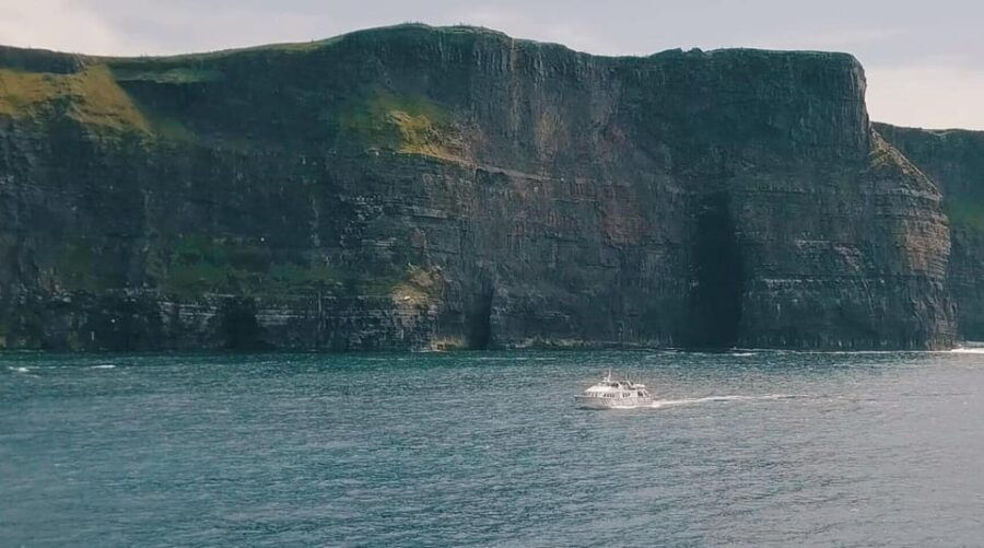 From Dublin: Galway + Cliffs of Moher Boat Cruise in Spanish - Tour Overview