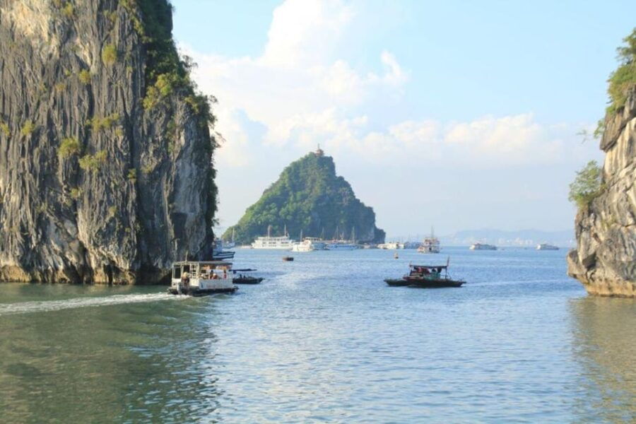 From Ha Noi: Explore Ha Long Bay & 6-Hour Cruise on Day Trip