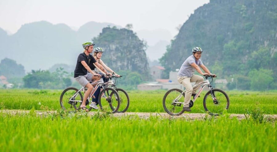 From Hanoi: Bai Dinh, Trang An, and Mua Cave Day Trip