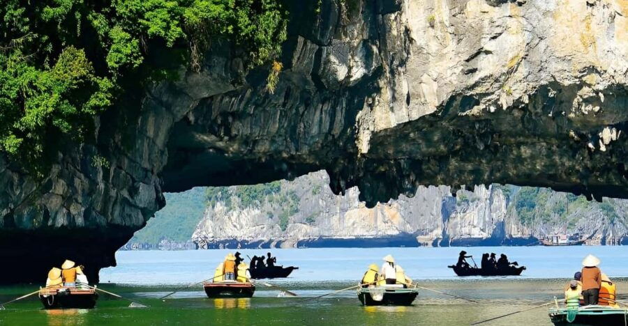From Hanoi: Halong Bay Cruise With Lunch and Kayaking