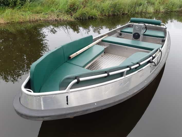 Giethoorn: 2 Hours 6 Persons Boat Steeringwheel + Cushions