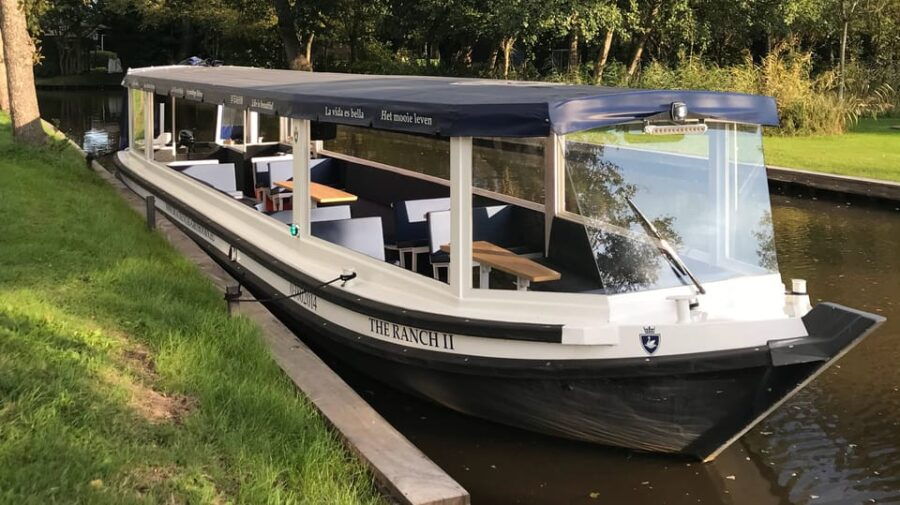 Giethoorn: Luxury Private Boat 2 Hour Tour With Local Guide - Tour Overview and Pricing